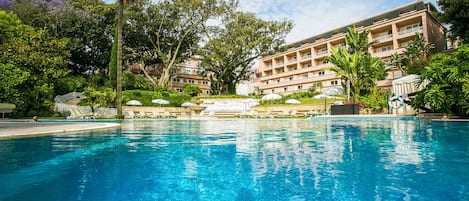 Piscine couverte, piscine extérieure (ouverte en saison)