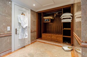 Suite (Garden) | Baño | Tina, amenidades de baño gratuitas, secadora de cabello, batas 