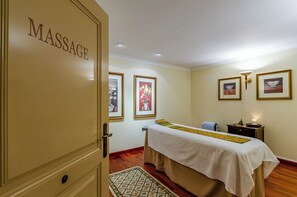 Salas de tratamiento para parejas, sauna y tina de hidromasaje 