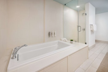 Suite, 1 King Bed, Non Smoking | Bathroom | Free toiletries, towels at Hilton Garden Inn Key West / The Keys Collection