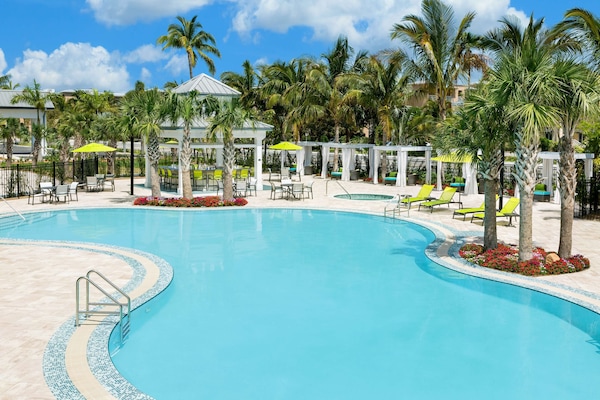 Piscine extérieure, tentes de plage, chaises longues