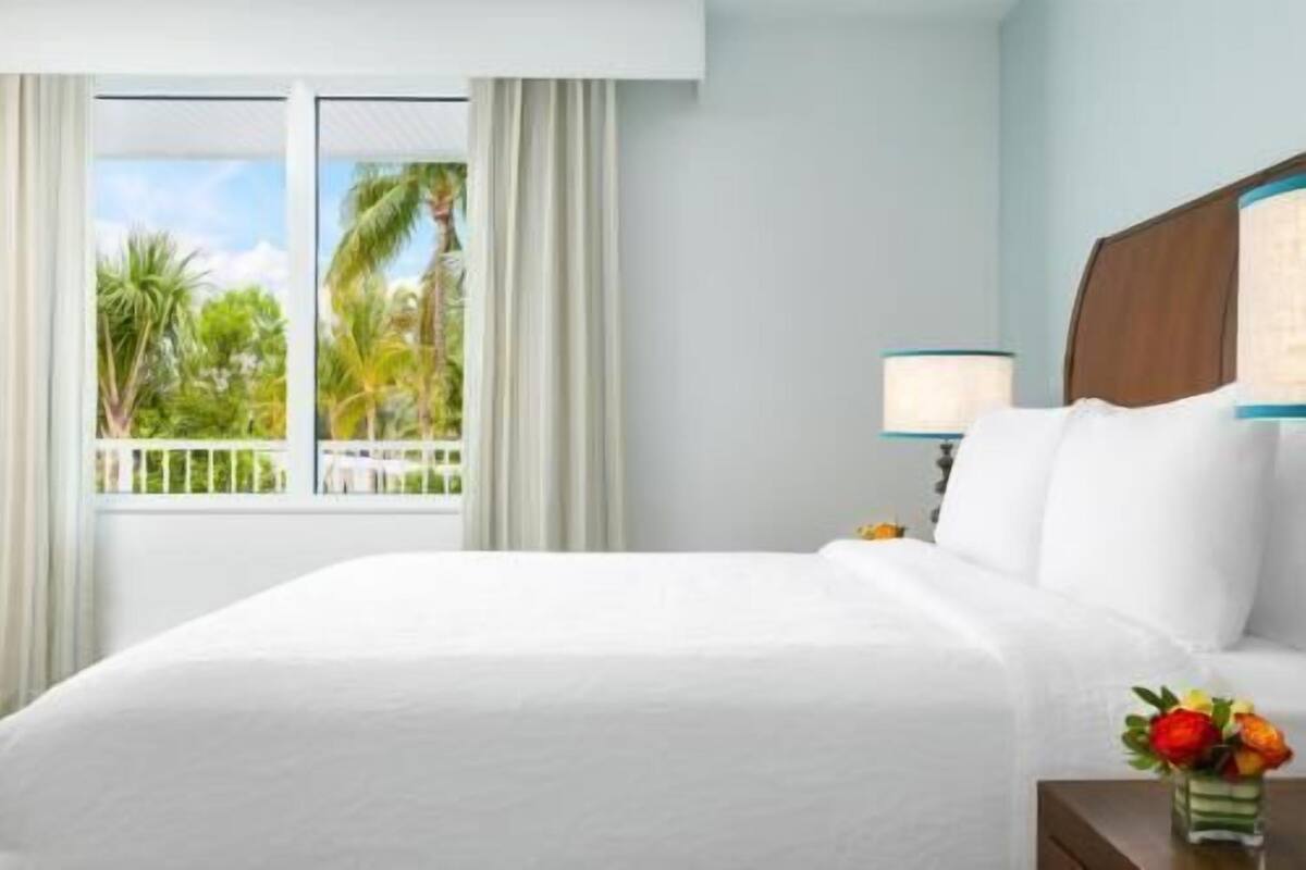 客房內保險箱、書桌、筆電工作空間、遮光布/窗簾