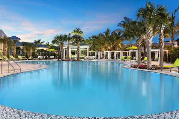 Piscine extérieure, cabanons gratuits, chaises longues