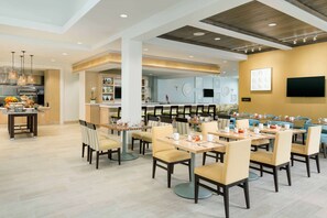 2 restoran, melayani sarapan, makan siang; sajian masakan Amerika