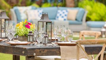 2 nhà hàng, phục vụ bữa sáng, bữa trưa, bữa tối, món ăn kiểu Mỹ