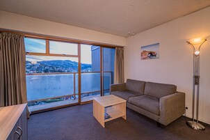 小型套房 | 起居区 | 42-英寸液晶电视 （配备卫星频道）、电视