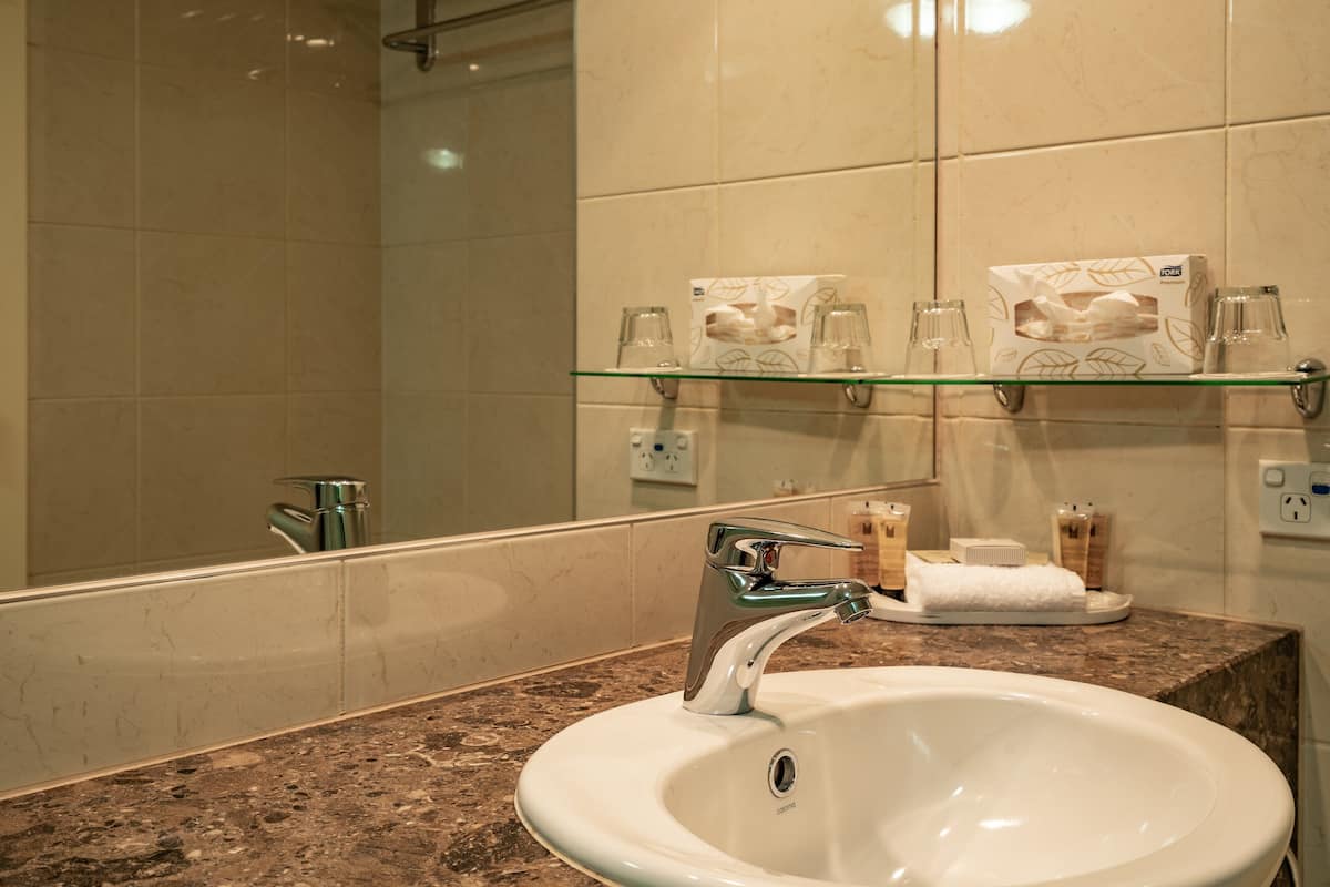 junior suite | bathroom | combined shower/bathtub, eco-friendly toiletries, hair dryer, towels