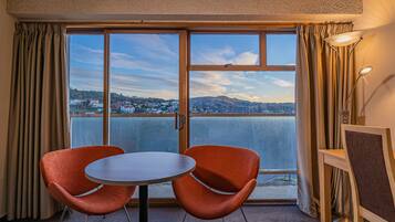 Rideaux occultants, fer et planche à repasser, lits bébé (gratuits)