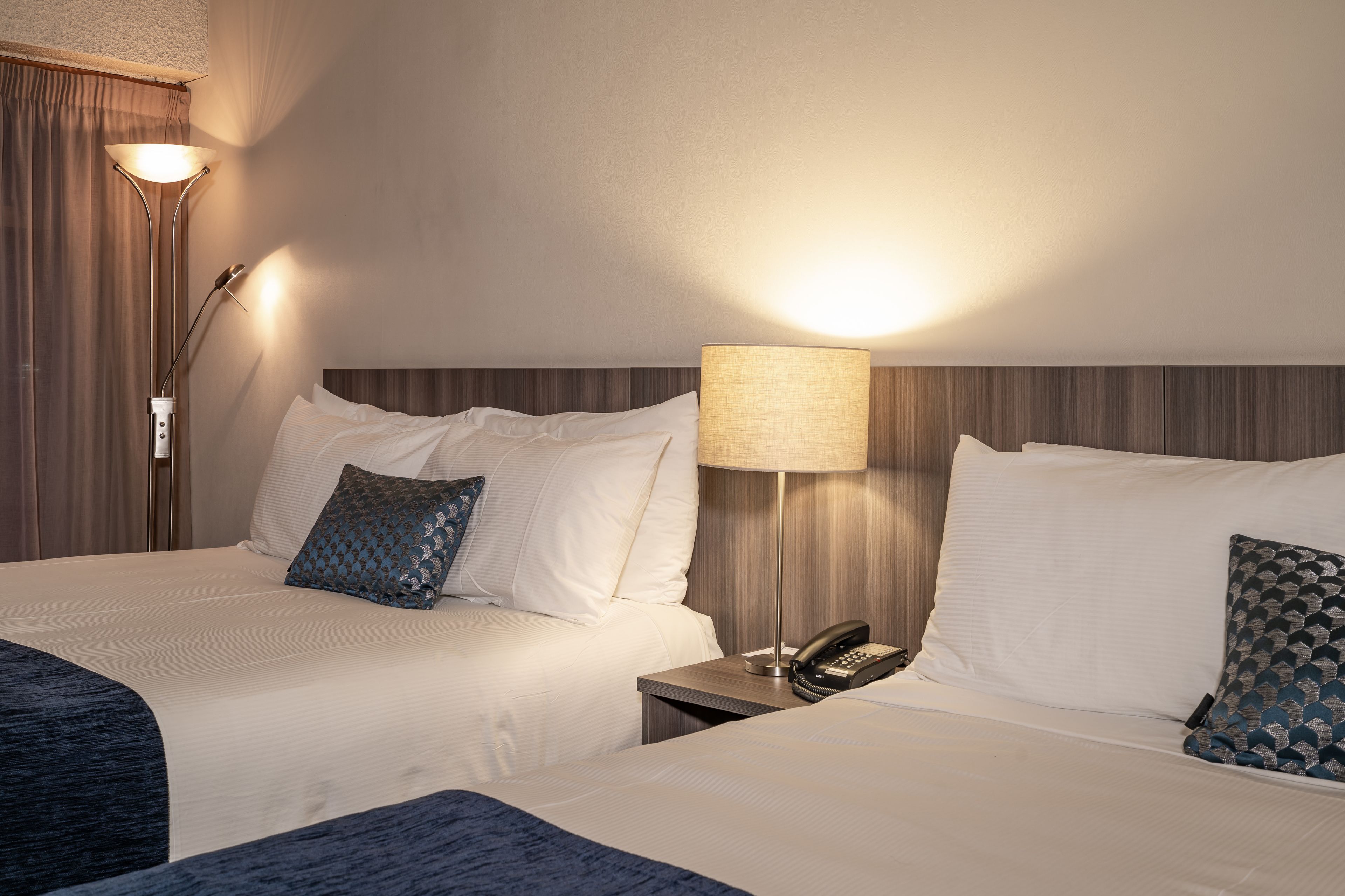 Habitación estándar, 2 camas de matrimonio | Ropa de cama de alta calidad y cortinas opacas