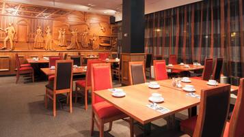 Bao gồm bữa sáng đầy đủ hàng ngày