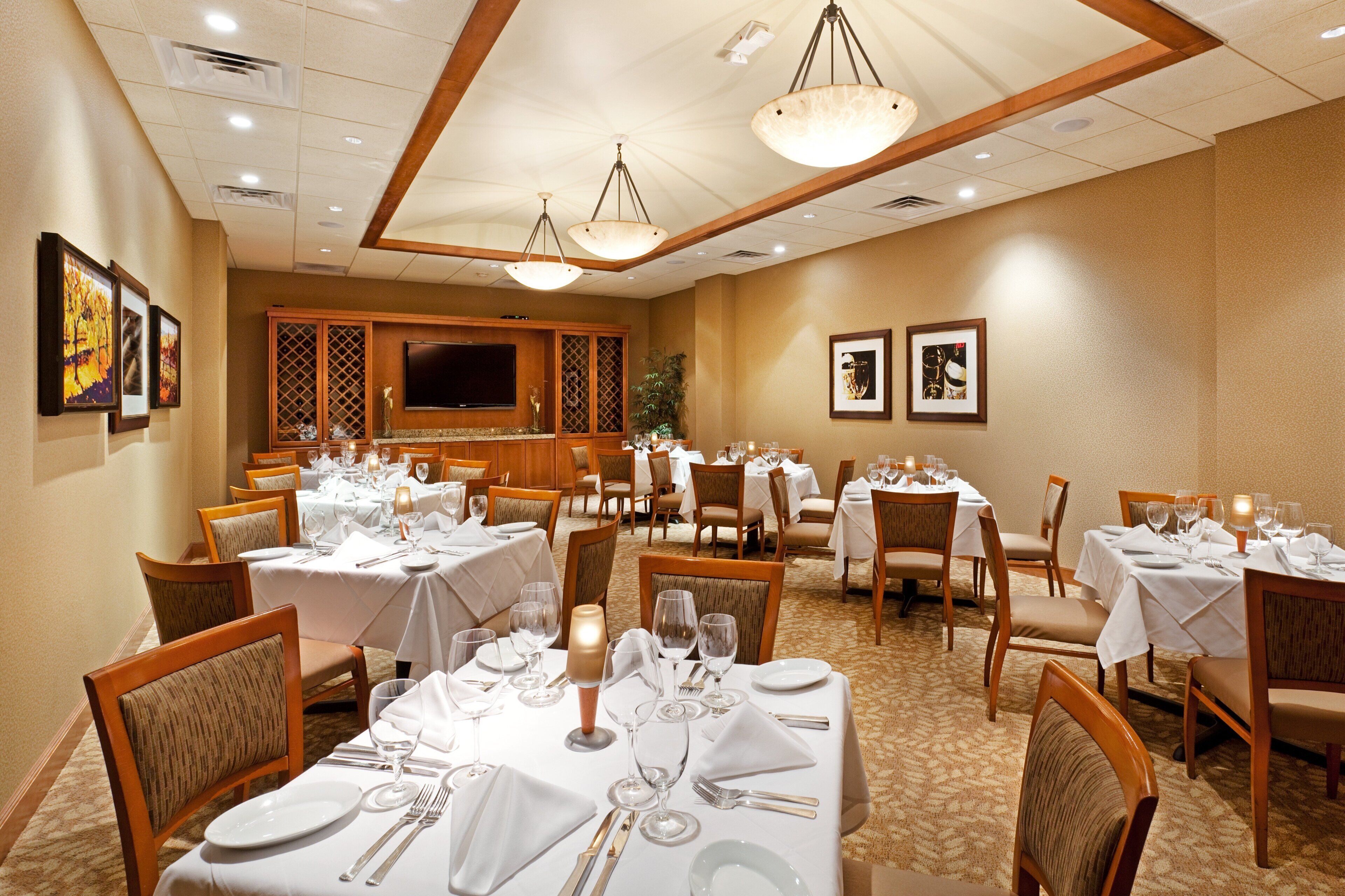 2 restaurants; breakfast, lunch, and dinner served