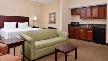 Rom – deluxe, 1 kingsize-seng med sovesofa, ikke-røyk | Oppholdsområde | En 32-tommers LCD-TV med Parabol-TV samt TV