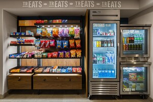 Uma área de distribuição automática com diversas opções de lanches e bebidas.