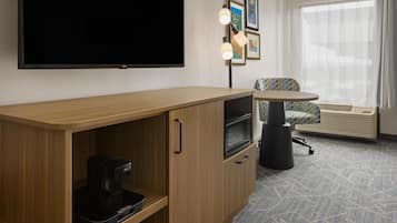 Estudio, 1 cama King size y sofá cama, para no fumadores | Edredón, escritorio, cortinas blackout y tabla de planchar con plancha