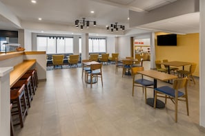 Free daily buffet breakfast - Hampton Inn Staunton (Staunton)