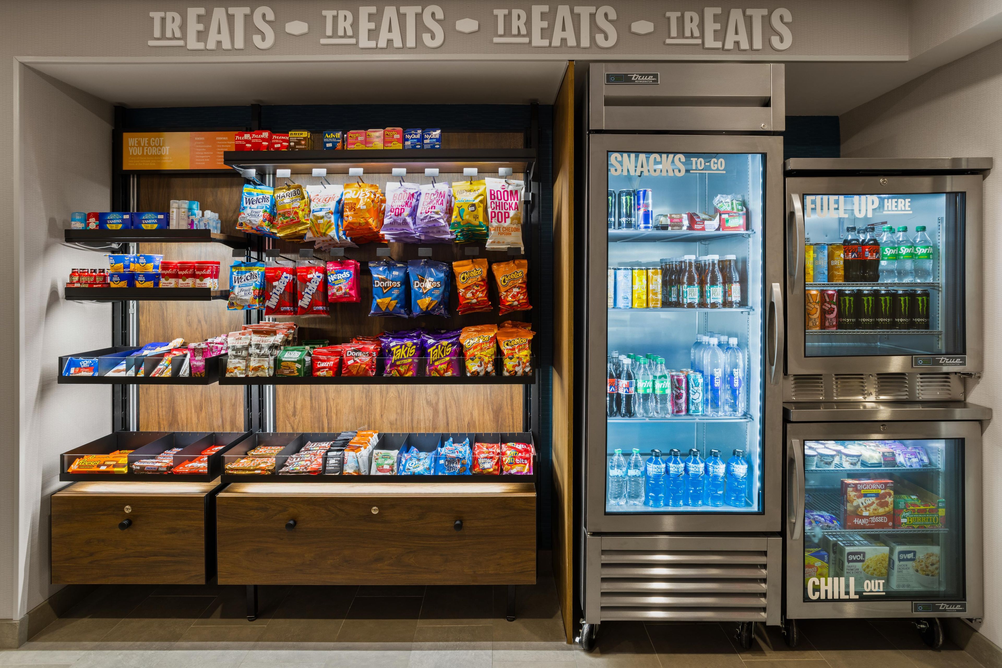 Et område med snackautomater og et udvalg af drikkevarer.