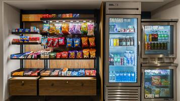 Et område med snackautomater og et udvalg af drikkevarer.