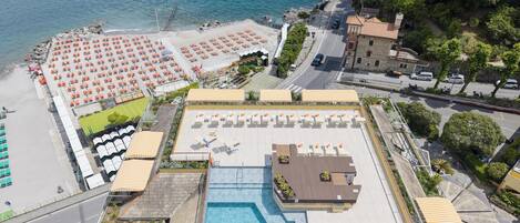 Kolam renang outdoor, dengan kursi berjemur