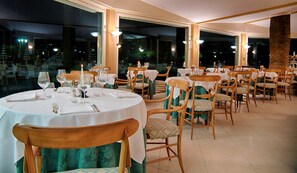 2 restaurants, breakfast, lunch, dinner served; Italian cuisine 