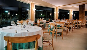 2 restaurants, breakfast, lunch, dinner served; Italian cuisine