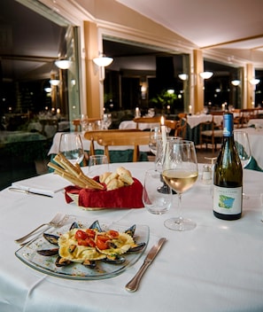 2 restaurants, breakfast, lunch, dinner served; Italian cuisine
