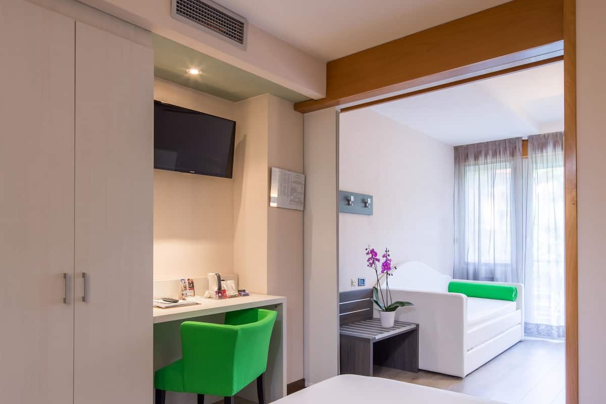 Down comforters, minibar, in-room safe, desk