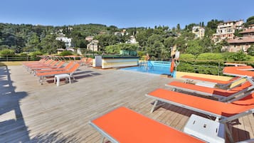 Piscine extérieure, chaises longues