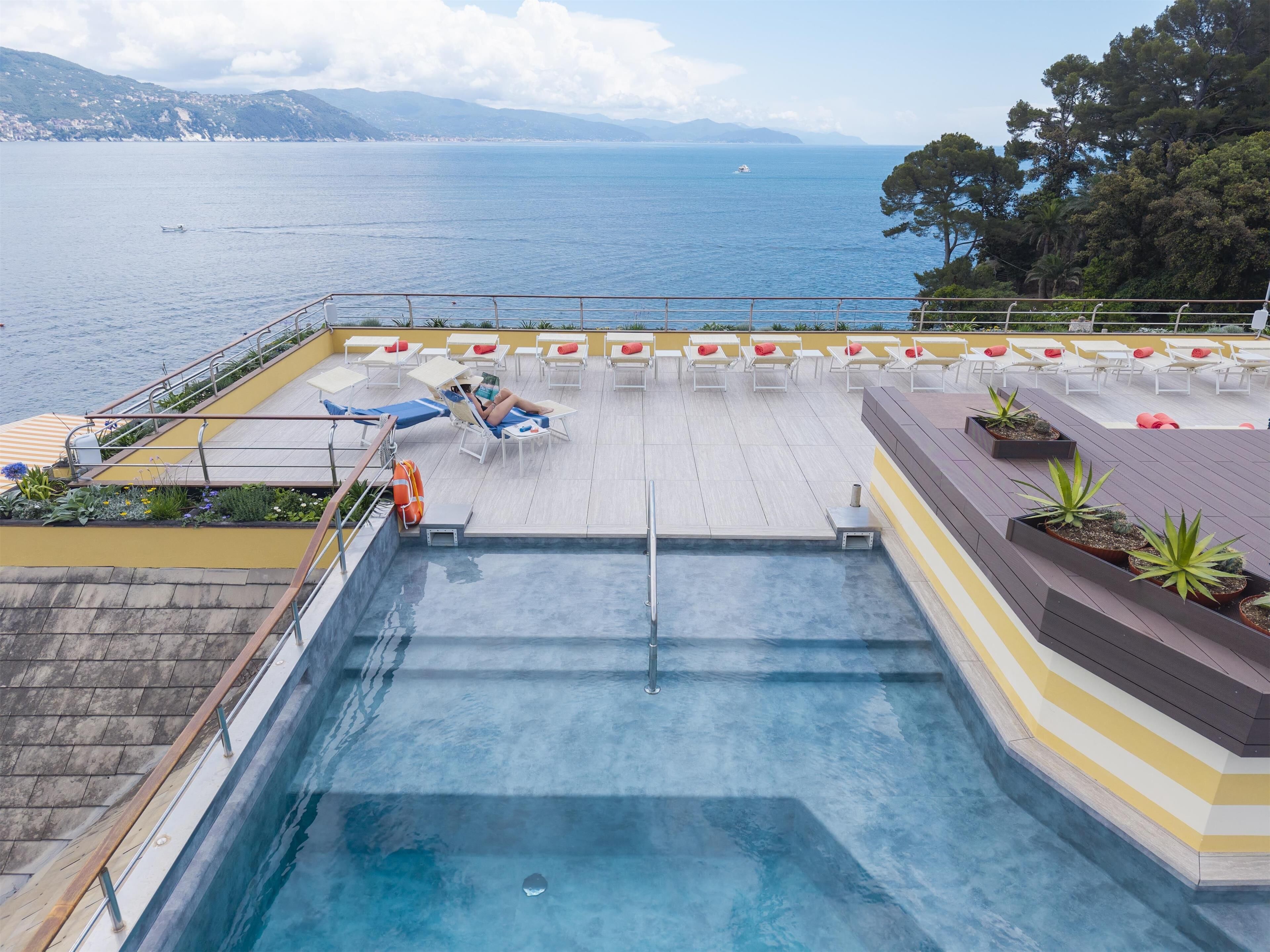 outdoor pool, open 9:00 am to 6:30 pm, pool loungers