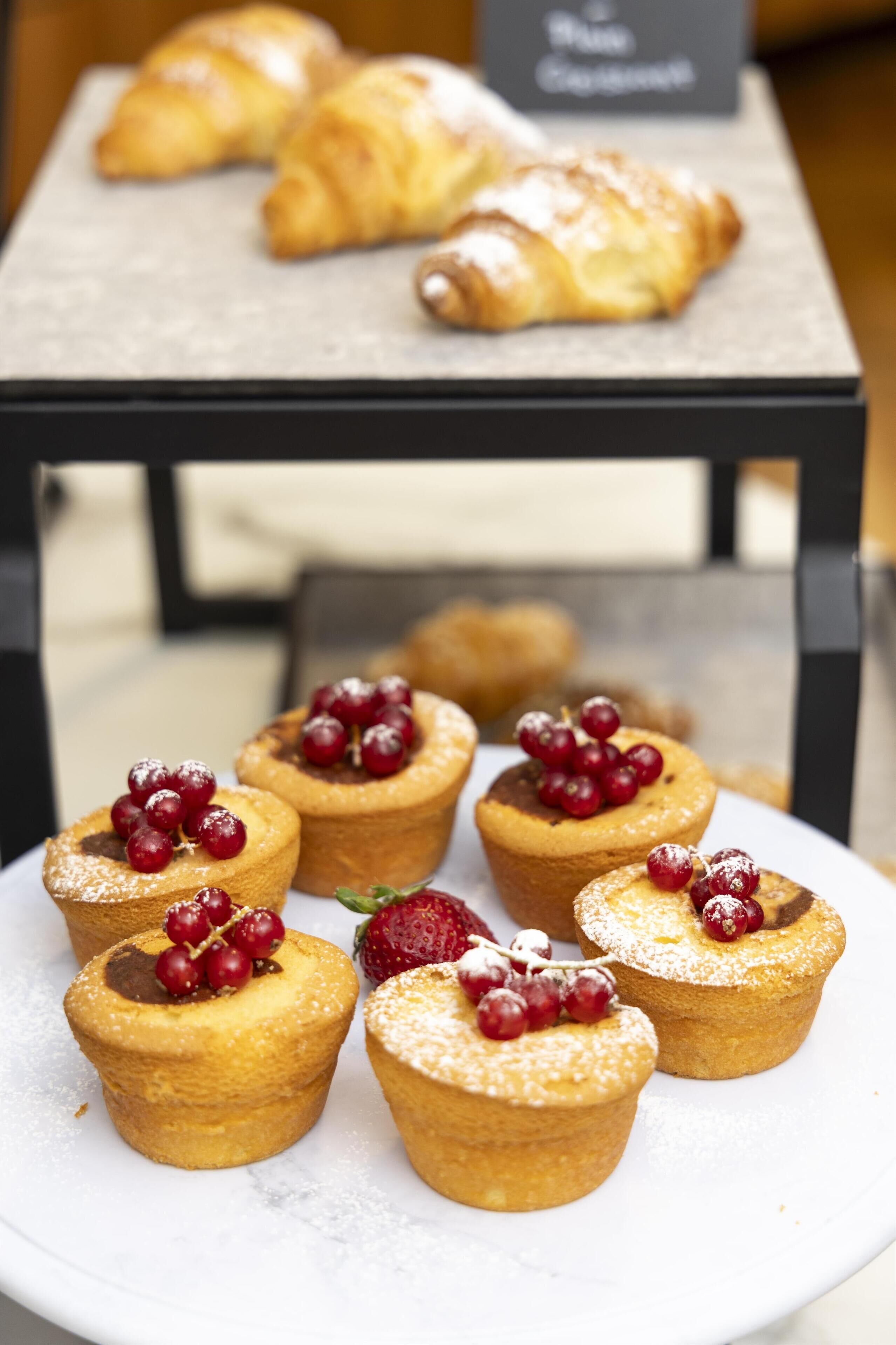 Une table avec des mini-pâtisseries et un croissant.