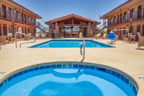 Piscine extérieure, parasols de plage, chaises longues