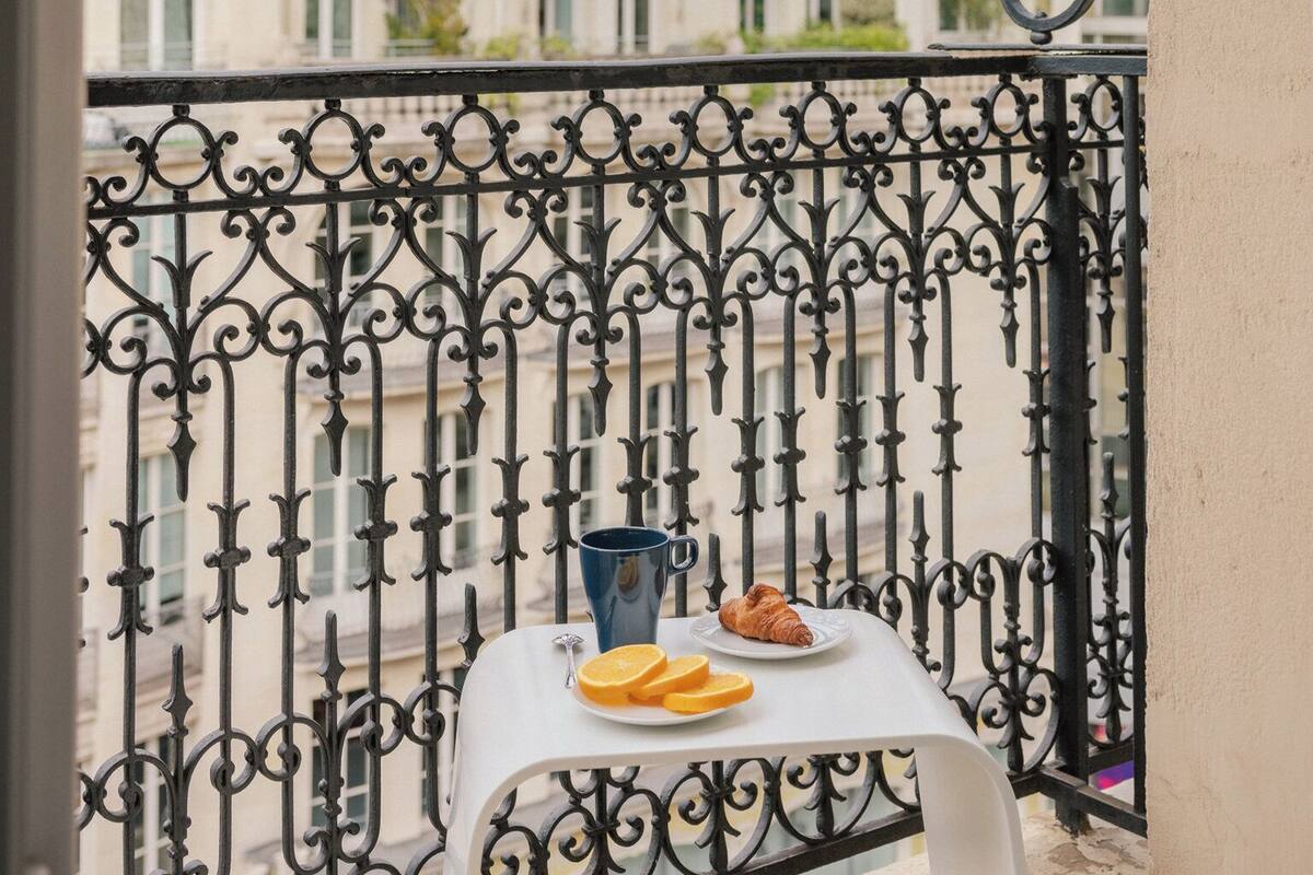 Klassieke kamer, balkon | Tempur Pedic-bedden, een kluis op de kamer, een bureau