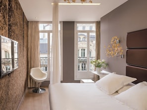 Tempur-Pedic beds, in-room safe, desk, soundproofing