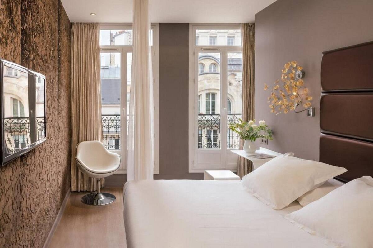 Tempur Pedic-bedden, een kluis op de kamer, een bureau