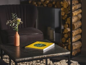 Ein Buch mit dem Titel „Cisneros“ auf einem Tisch mit einem Blumenstrauß.