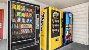 Un distributeur automatique proposant une variété de collations et de boissons.