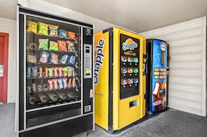 Máquina de vendas com diversos lanches e bebidas.