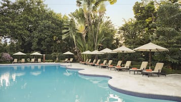 Außenpool, geöffnet von 07:30 Uhr bis 19:30 Uhr, Sonnenschirme