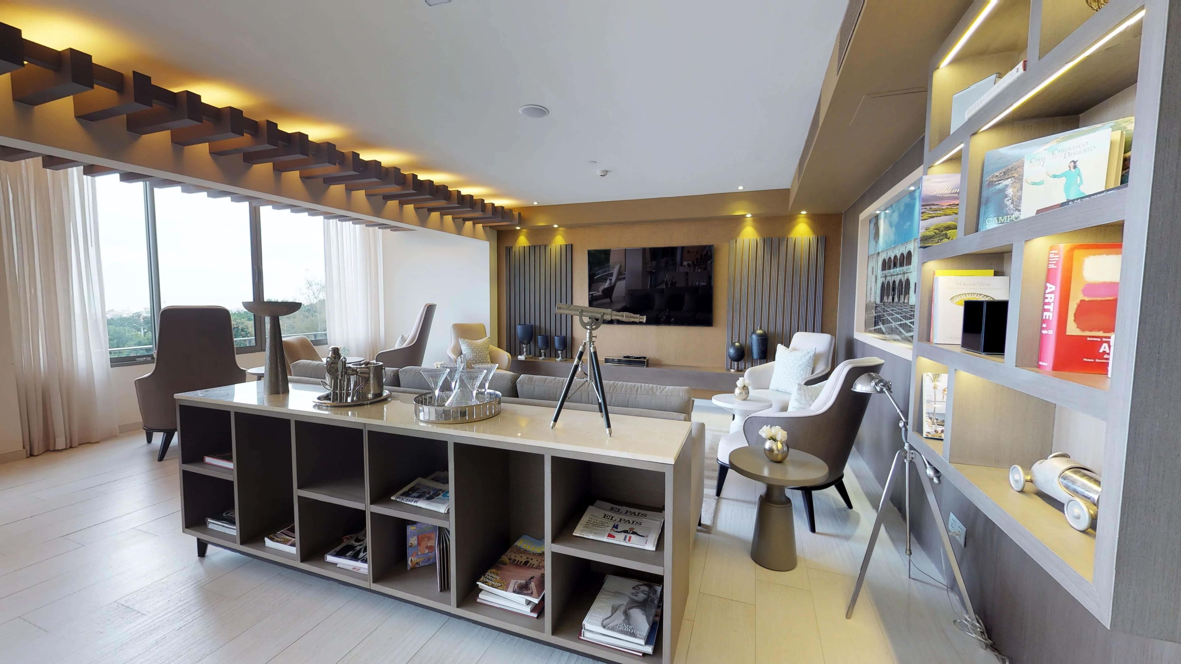 Uma sala de estar moderna com sofá, cadeiras, mesa de centro e estante.