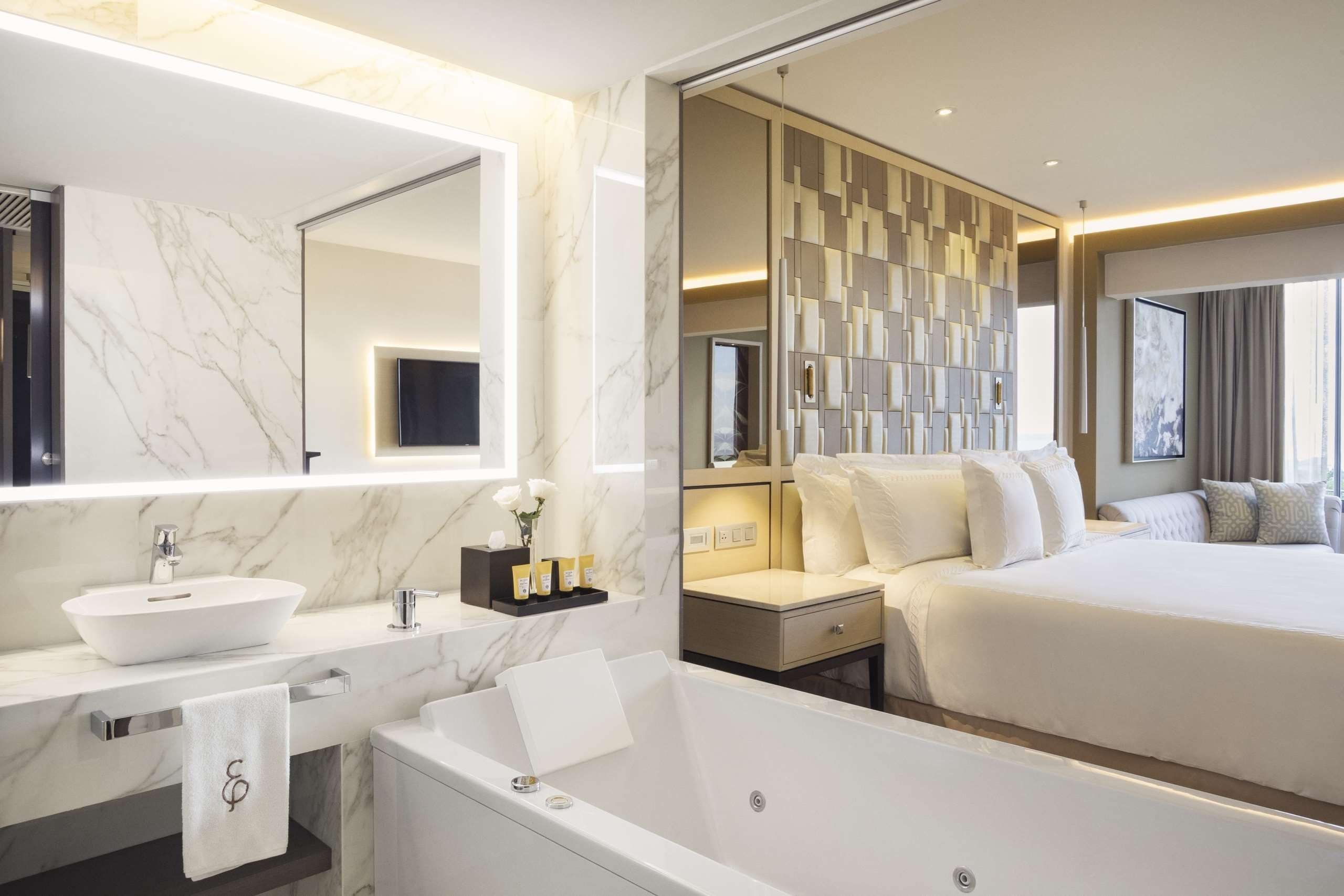 Junior-Studiosuite | Badezimmer | Badewanne und Dusche (separat), Regendusche, Designer-Toilettenartikel