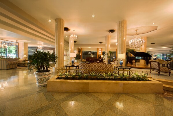 3 bars/lounges, lobby lounge