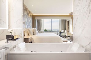 高級寢具、特厚豪華床墊、迷你吧、房內夾萬