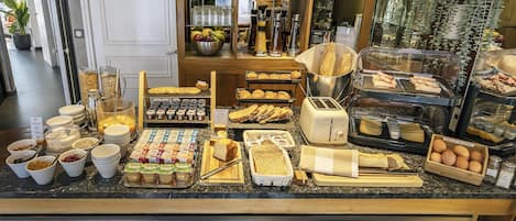 Frukostbuffé varje dag (EUR 16 per person)