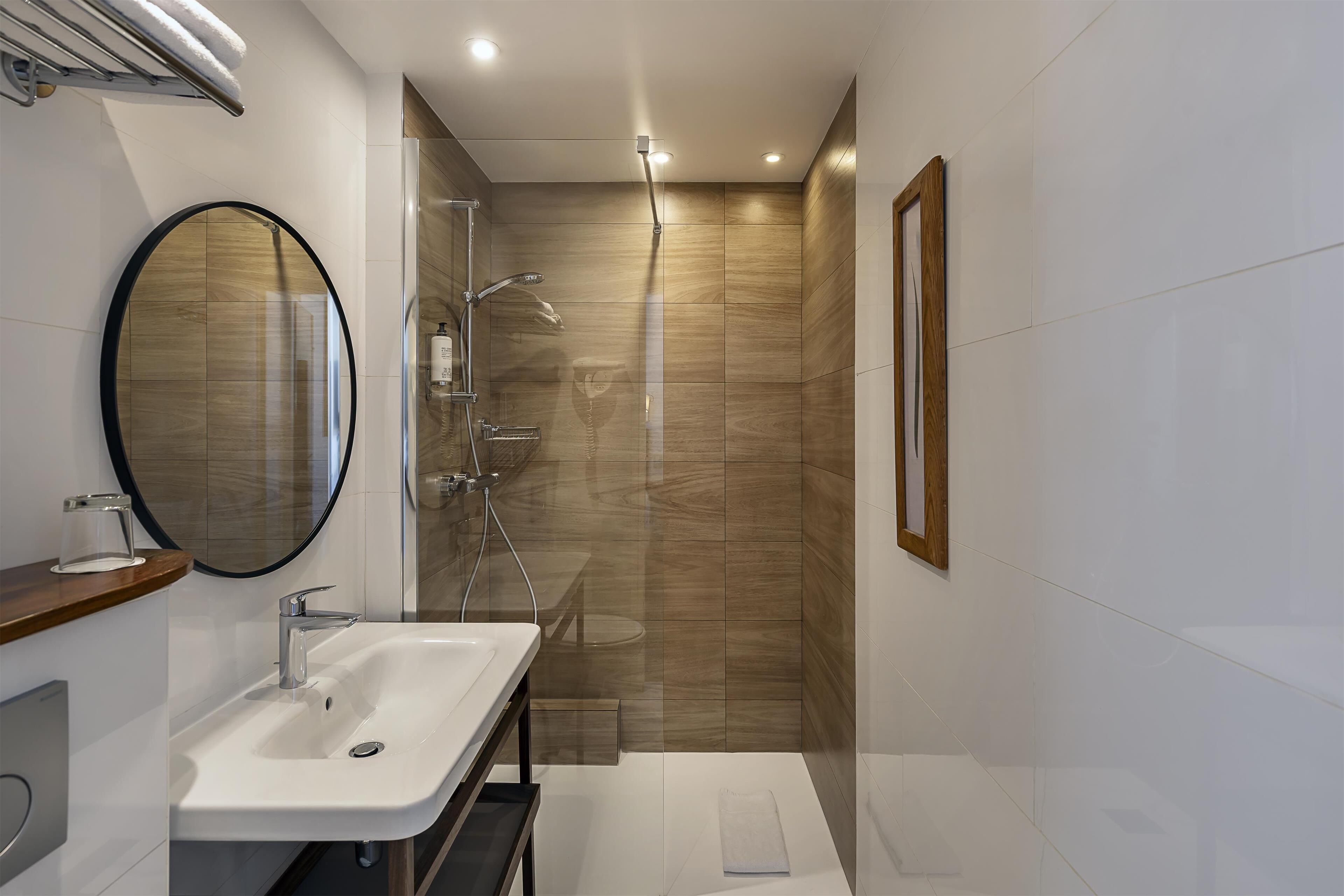 combined shower/bathtub, eco-friendly toiletries, hair dryer, towels