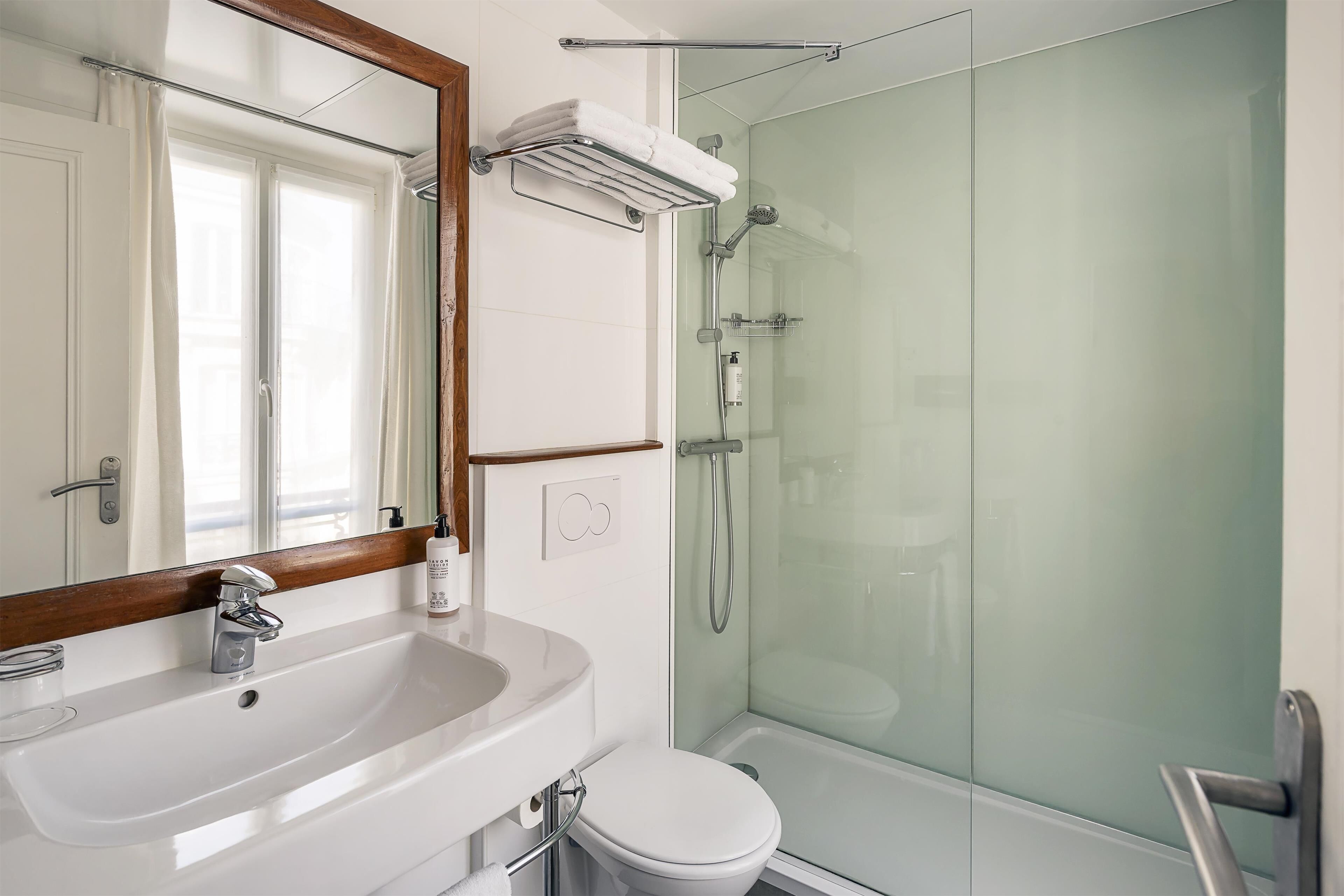 combined shower/bathtub, eco-friendly toiletries, hair dryer, towels