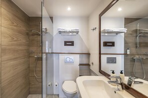 Combined shower/tub, eco-friendly toiletries, hair dryer, towels