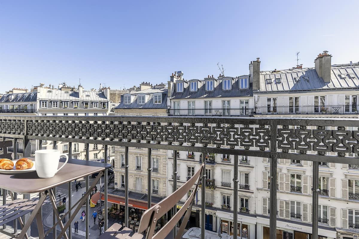 Sengetøy av topp kvalitet, safe på rommet og skrivebord