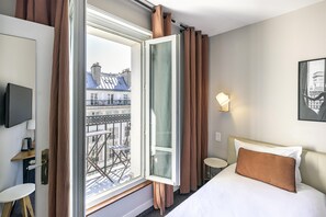 Comfort Room, 2 Twin Beds | Premium bedding, in-room safe, desk, laptop workspace