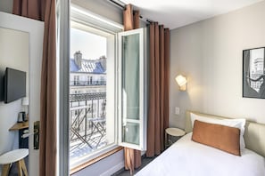 Comfort Room, 2 Twin Beds | Premium bedding, in-room safe, desk, laptop workspace