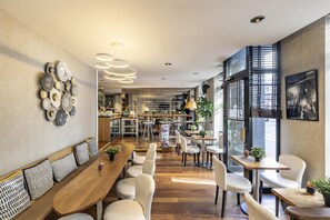 Se ofrece un desayuno bufé (16 EUR por persona)