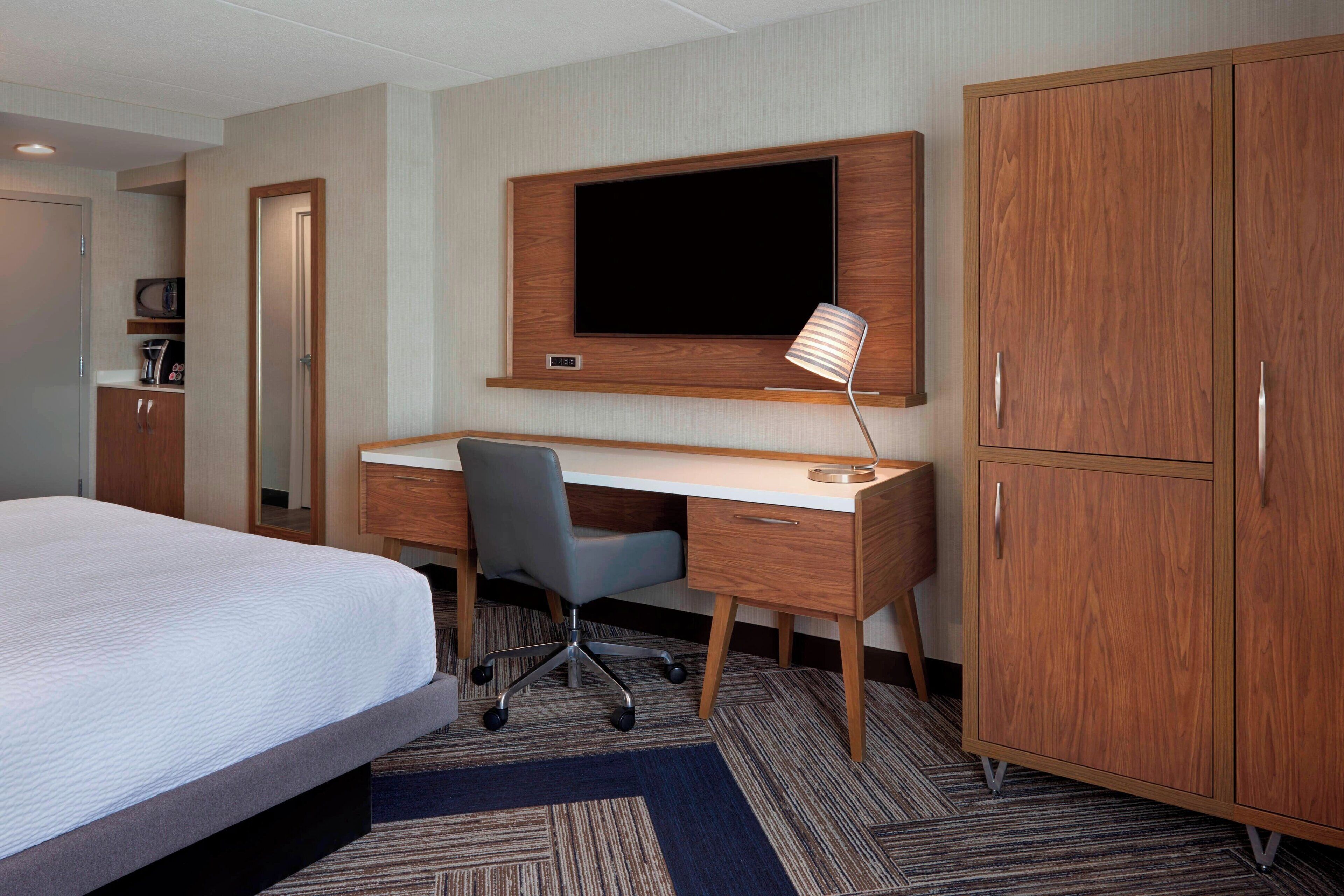 room, 1 king bed, non smoking | 1 bedroom, desk, iron/ironing board, free cots/infant beds